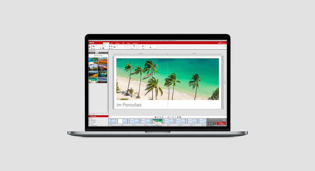 Laptop zeigt die Gestaltung eines Fotobuchs mit einem Urlaubsmotiv.