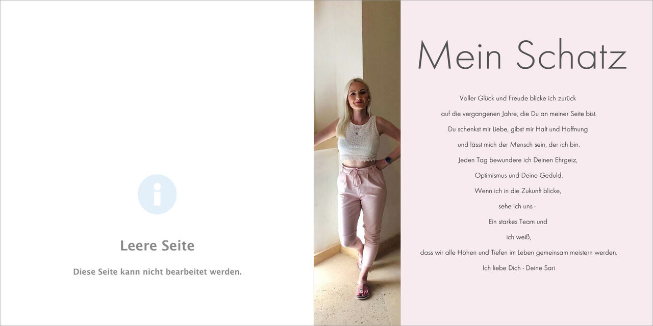 Zwei Seiten eines Fotobuchs mit einer leeren Seite und einem Bild einer lächelnden Frau in einem hellen Raum