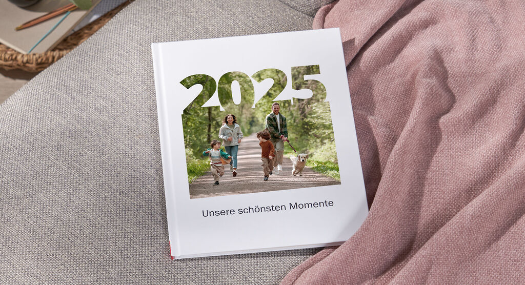 Familie, die im Jahr 2024 durch einen Park läuft, auf dem Umschlag eines Fotobuchs.