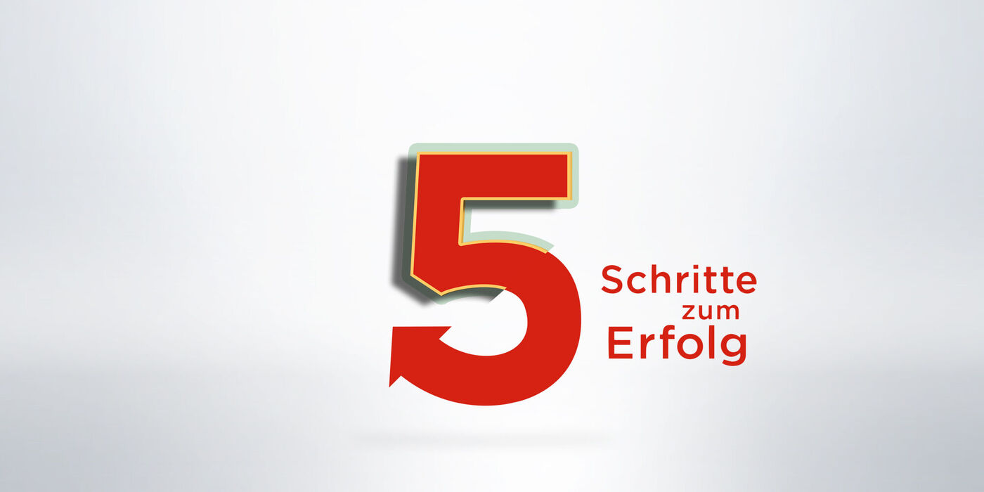 Bunte, große Schrift mit der Zahl 5 und dem Text "Schritte zum Erfolg" in einer freundlichen Anordnung