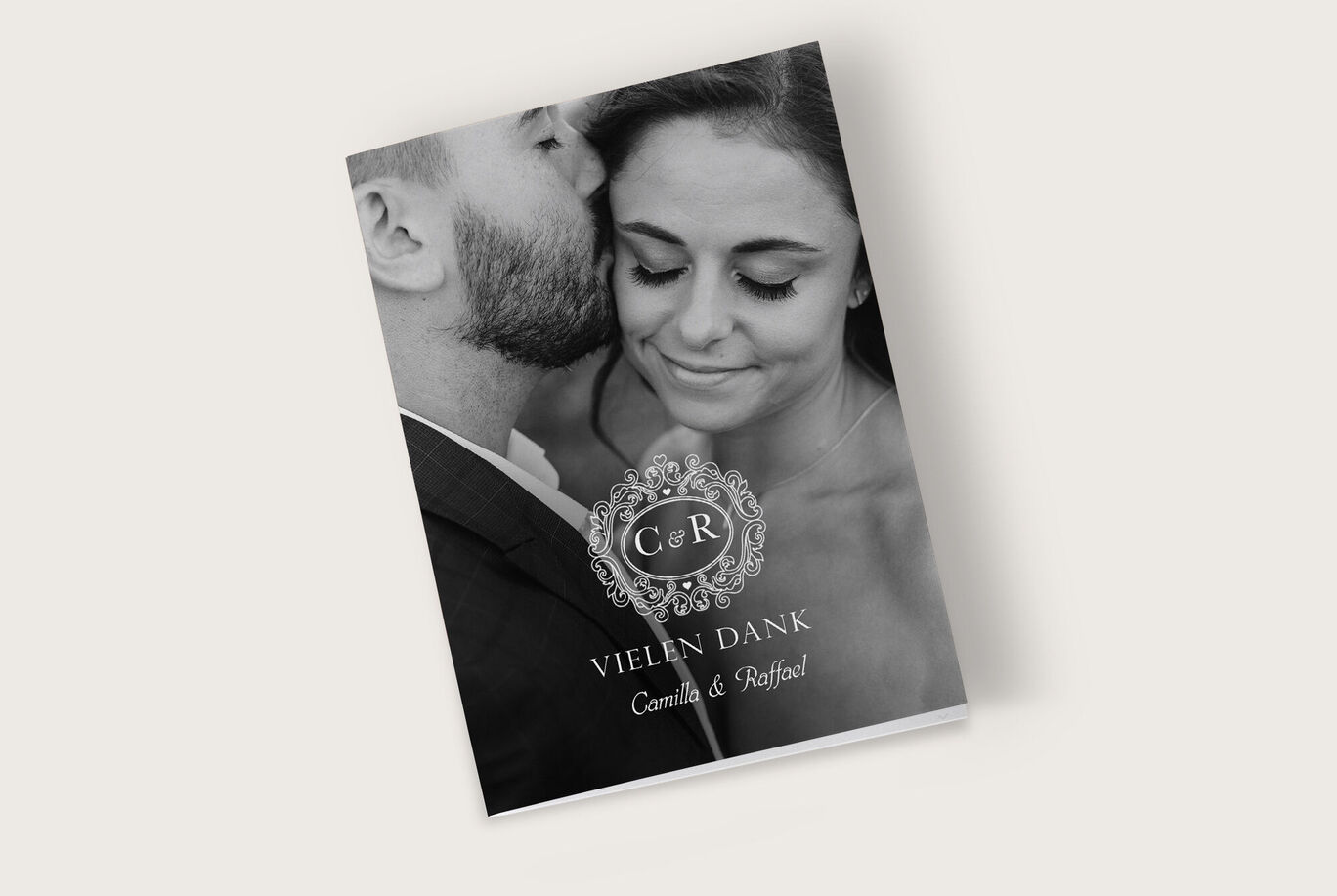 Ein elegantes Dankesbuch mit einem detailreichen Cover-Design, das die Namen Camilla & Rafael zeigt.