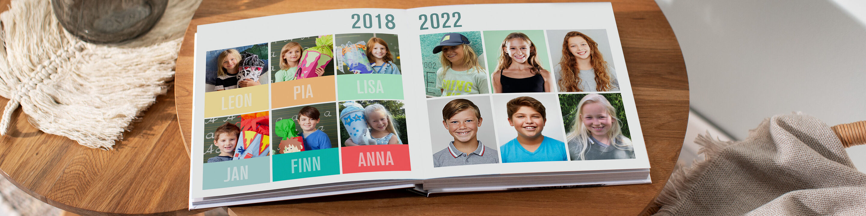 Zwei Seiten eines Fotobuchs mit Bildern von Kindern aus den Jahren 2018 und 2022