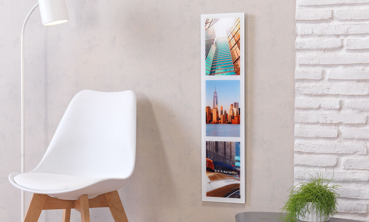 Helles, modernes Zimmer mit drei Fotos an der Wand.