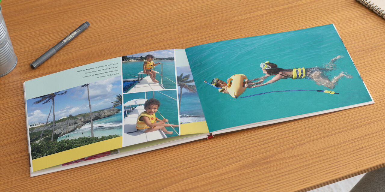 Ein offenes Fotobuch mit Urlaubsfotos, Kinder beim Spielen im Wasser.