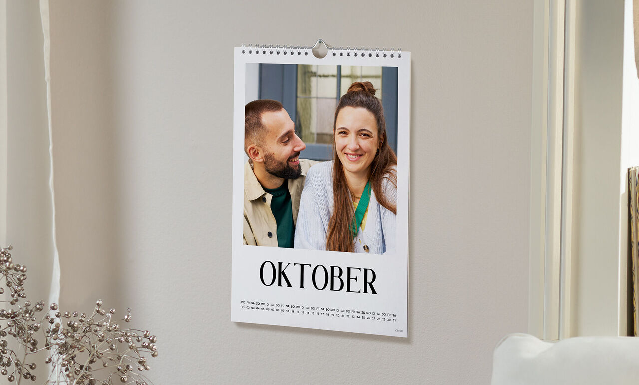 Ein kreativ gestalteter Fotokalender für den Oktober mit besonderen Erinnerungen.