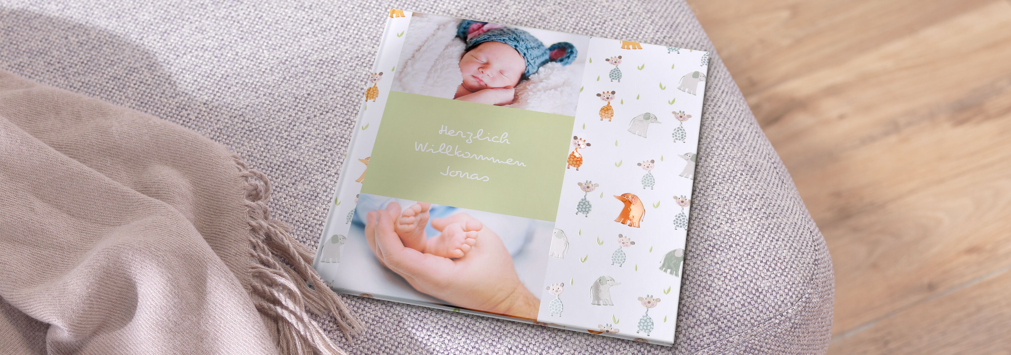 Ein liebevoll gestaltetes CEWE Fotobuch mit einem Baby auf dem Cover.