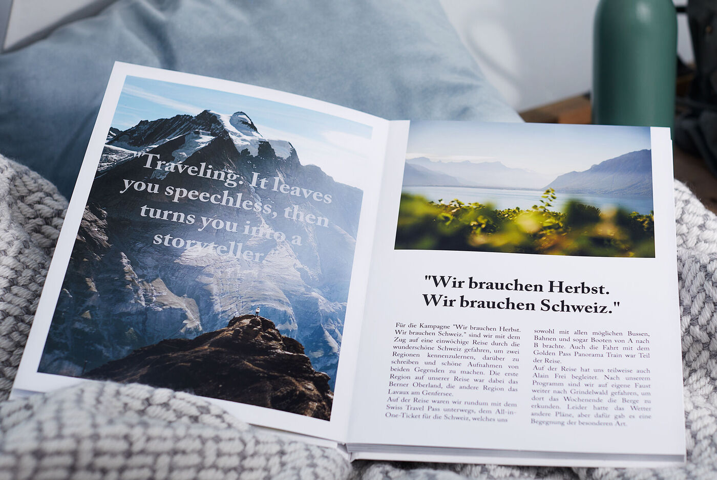 Ein offenes Fotobuch mit Bildern von den Schweizer Bergen und einem Zitat über Reisen.