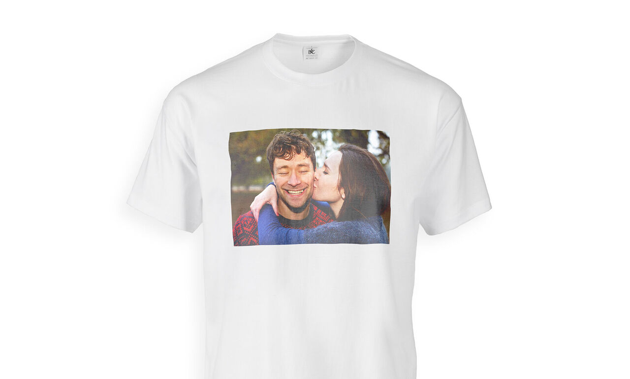 Ein T-Shirt mit einem fröhlichen Foto eines Paares umarmend auf der Vorderseite