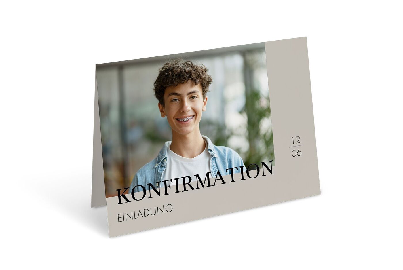 Einladung zur Konfirmation mit fröhlichem Motiv.