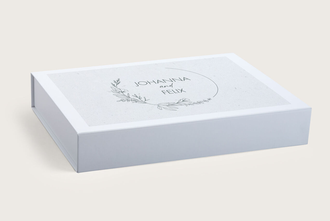 Elegante white box mit dem Namen 'Johanna and Felix' in zarten Buchstaben