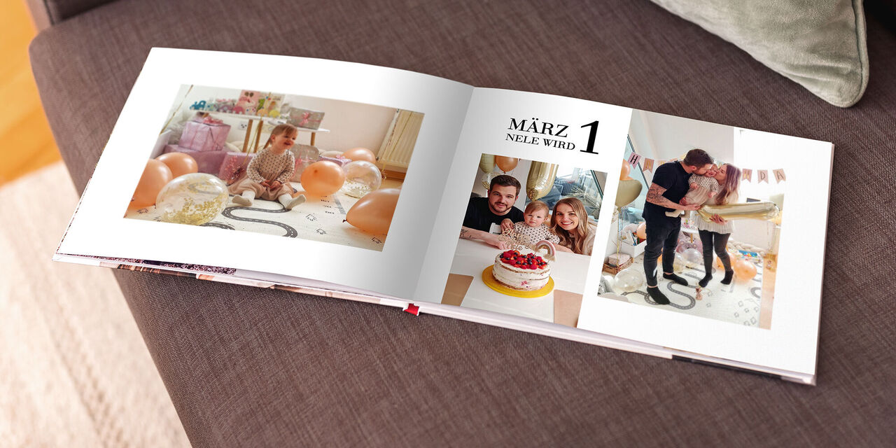 Helles Fotobuch mit Bildern von einem festlichen Kindergeburtstag, inklusive Luftballons und Torte