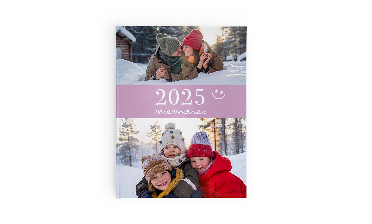 CEWE FOTOBUCH 2025 mit fröhlichen Winterbildern einer Familie
