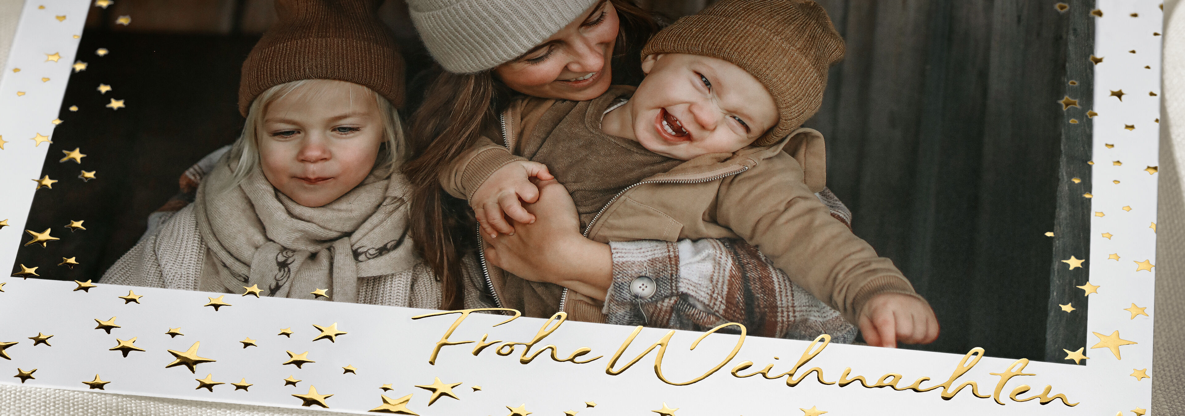 Familie feiert Weihnachten in festlicher Stimmung mit liebevoller Dekoration