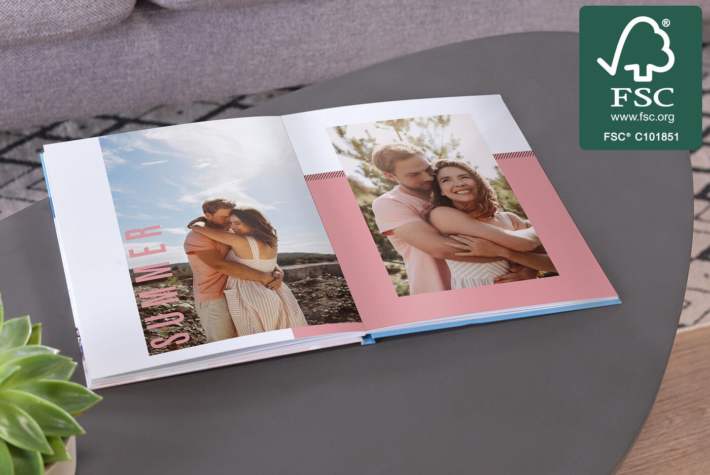 Ein offen liegendes CEWE FOTOBUCH mit Sommerbildern einer glücklichen Paarumarmung in einem naturnahen Setting