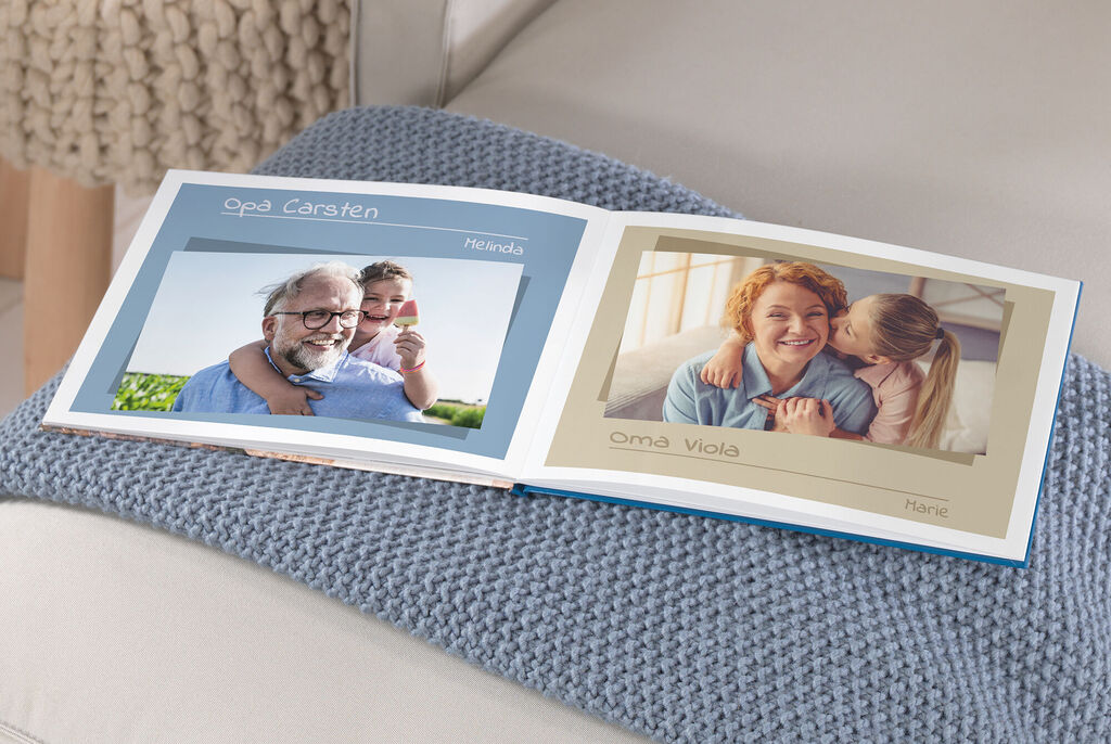 Ein offenes CEWE FOTOBUCH mit liebevollen Erinnerungen. Es zeigt fröhliche Fotos, die besondere Momente festhalten.