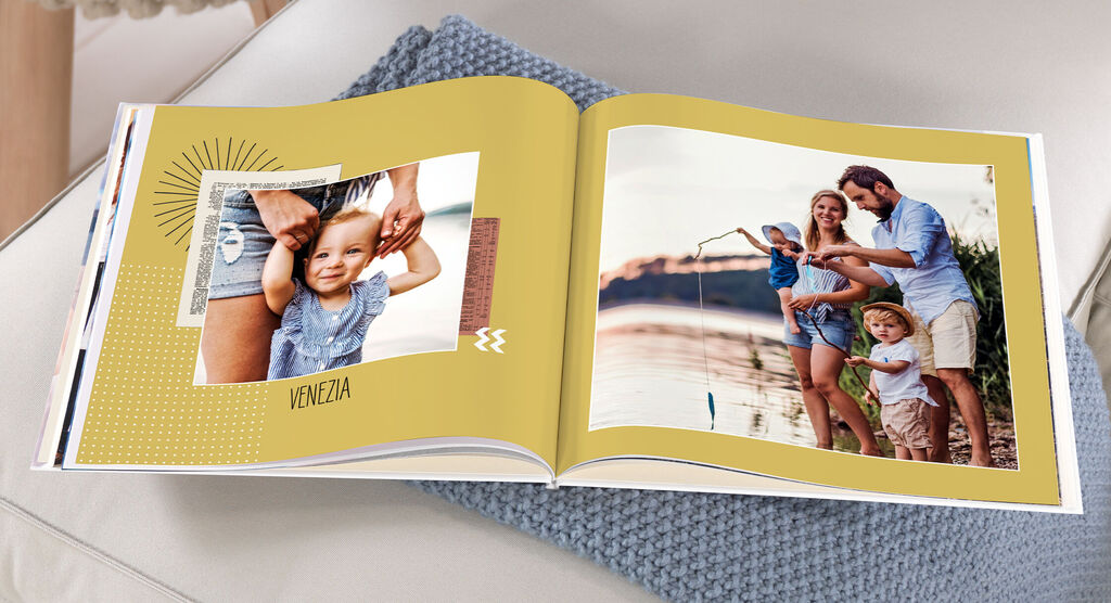 Familie genießt gemeinsame Zeit mit einem Fotobuch aus Venedig