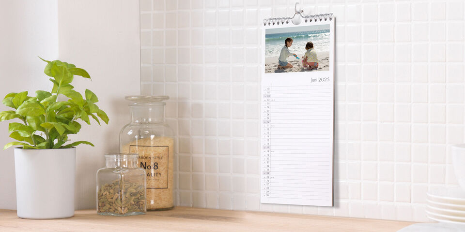 Fotokalender mit einem Bild von zwei Kindern am Strand und einem großen Notizblatt