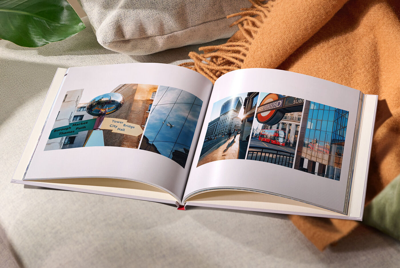 Offenes CEWE FOTOBUCH mit Bildern von einer Stadterkundung, darunter Fotos von Verkehrsschildern und einer Straßenansicht