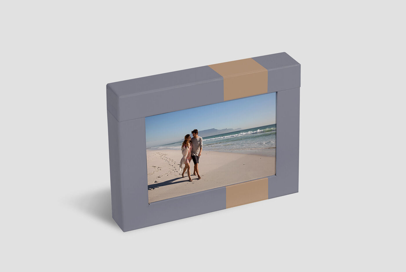 Ein hübsches Fotoalbum mit einem Bild eines Paares am Strand. Die Sonne scheint, und sie genießen den Moment.
