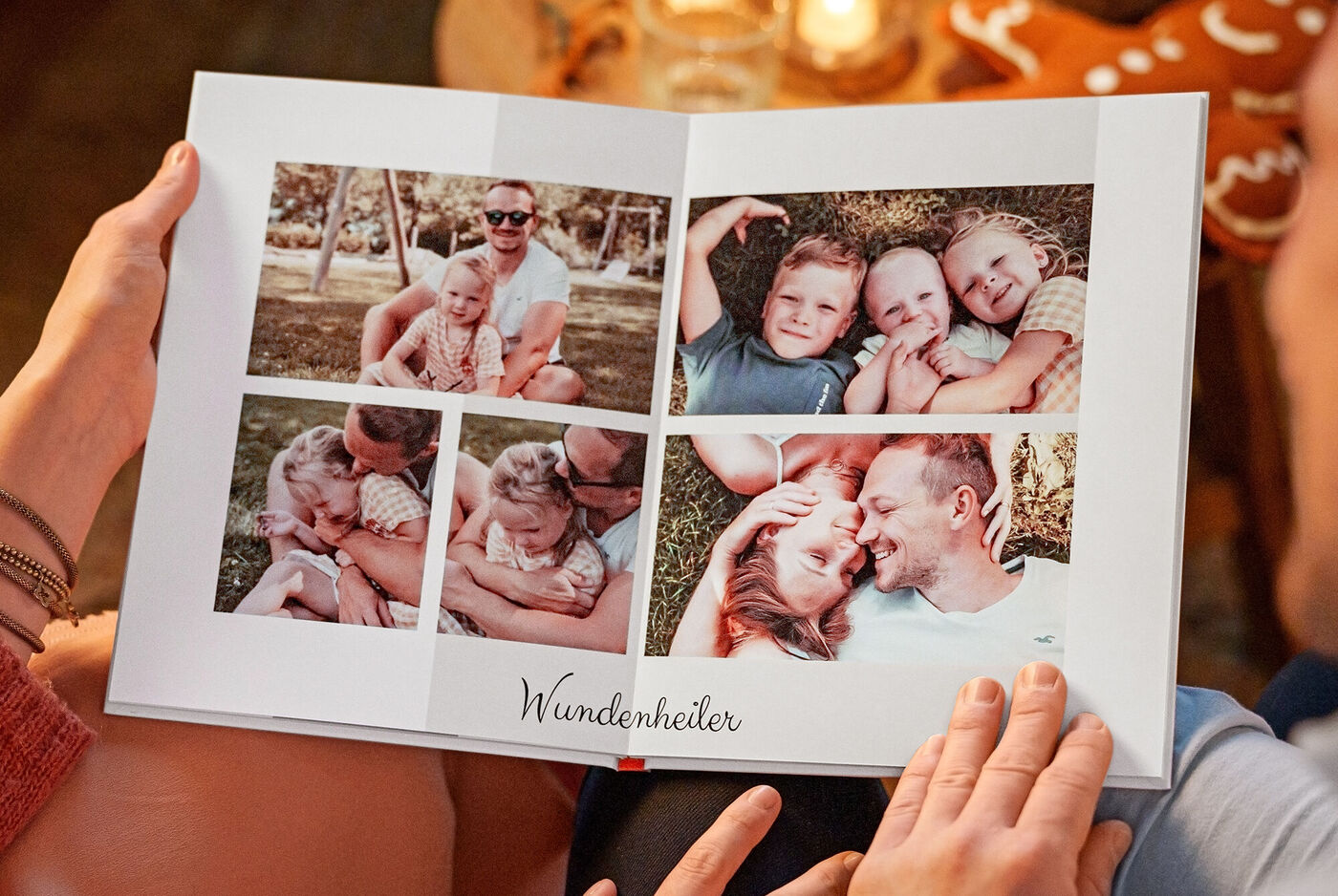 Ein liebevolles Fotobuch mit Familienfotos und Erinnerungen. Es zeigt glückliche Momente im Freien.