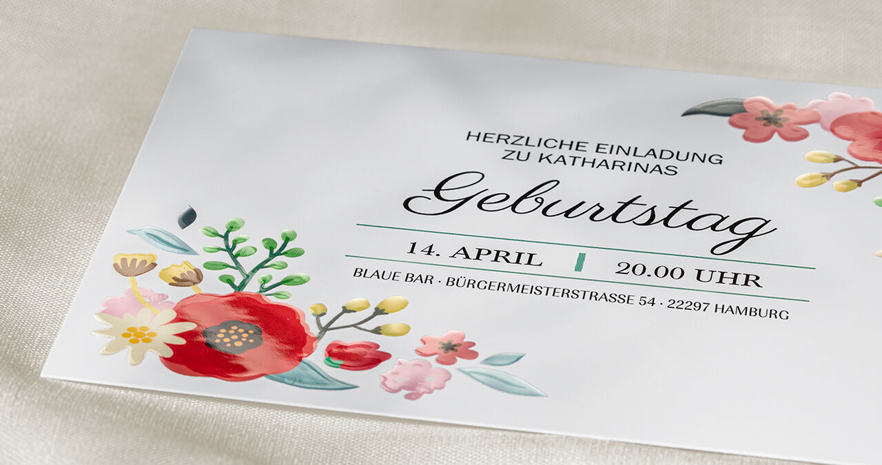 Einladungskarte zum Geburtstag mit bunten Blumenmustern