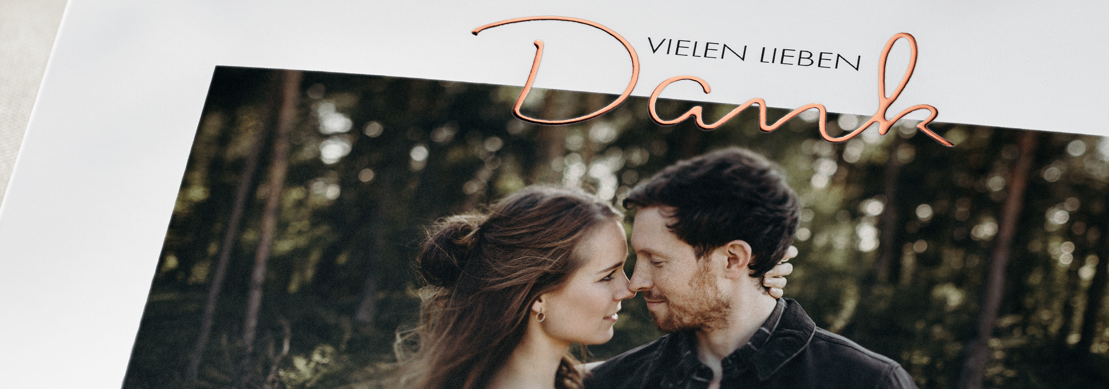 Ein kreatives Fotobuch mit dem Titel 'Vielen lieben Dank', umgeben von einer schönen Naturkulisse