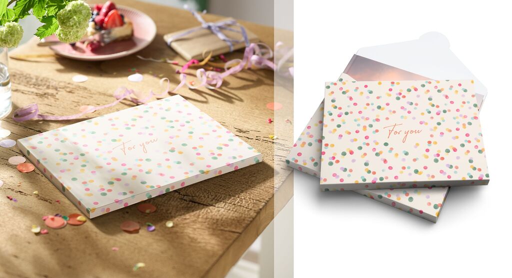 Eine liebevoll gestaltete Geschenkverpackung mit bunten Punkten und dem Schriftzug 'For you' auf einem Holztisch.