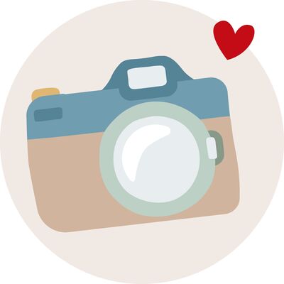 Ein stilisiertes, farbenfrohes Kamera-Icon mit einem Herzsymbol. Es strahlt Freude und Kreativität aus.
