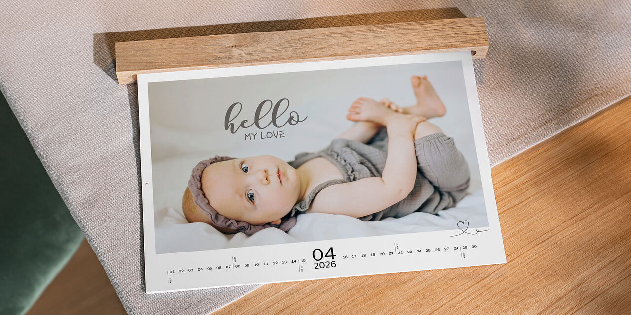 Süßes Baby in einem Fotokalender für April 2024 mit dem Wort 'hello'