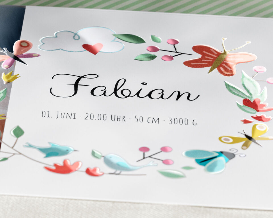 Ein liebevoll gestaltetes Kartenmotiv für einen besonderen Anlass mit bunten Illustrationen von Butterfliegen, Vögeln und Blumen.