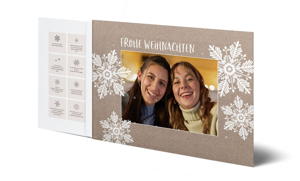 Adventskalender mit weißen Schneeflocken, Frohe-Weihnachten-Schriftzug und individuellem Foto auf braunem Hintergrund.