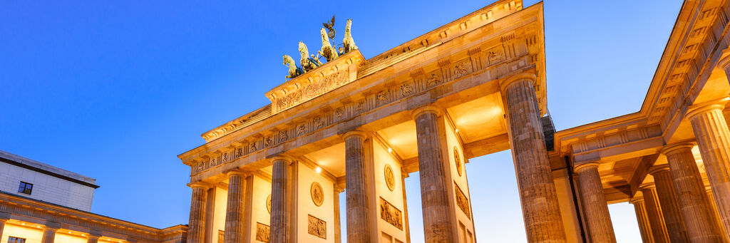 Das Brandenburger Tor bei Dämmerung, beleuchtet mit warmem Licht