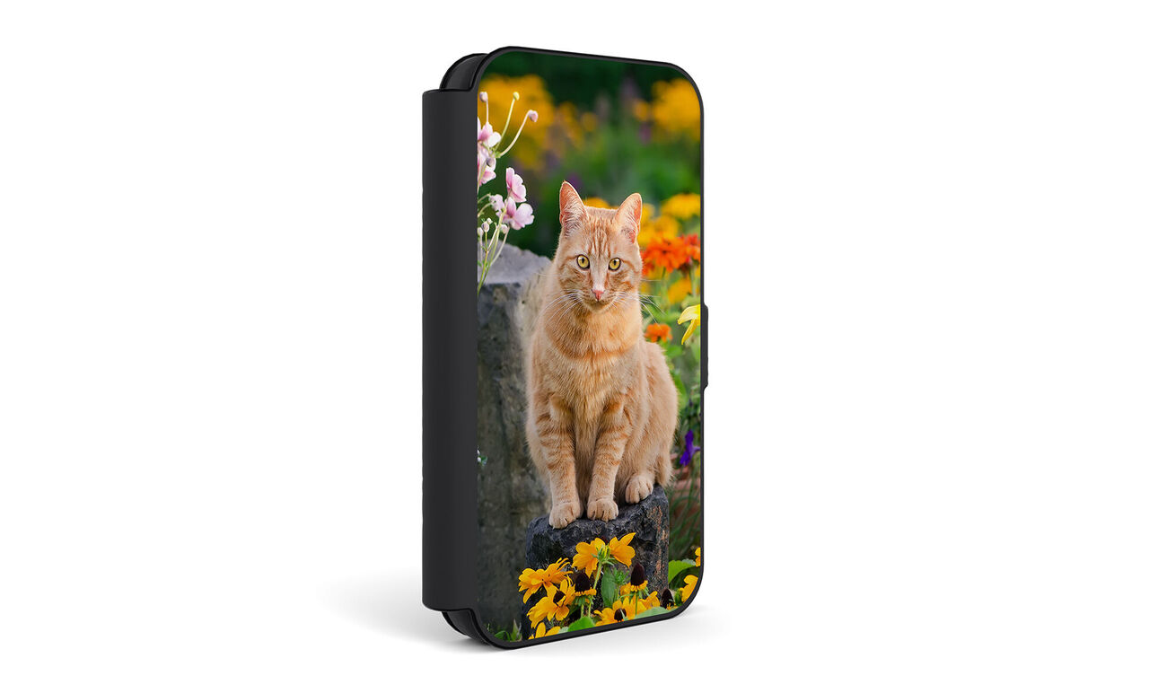 Handyhülle mit Foto einer orangefarbenen Katze zwischen bunten Blumen im Garten