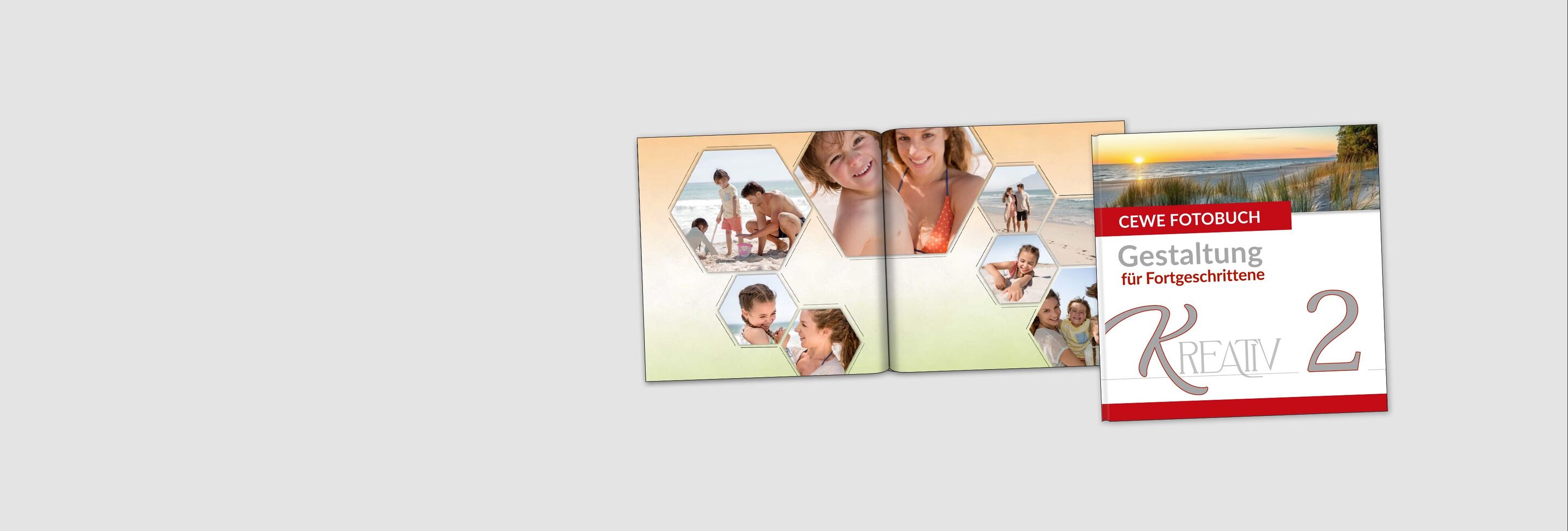Ein CEWE FOTOBUCH Cover mit dem Titel „Gestaltung für Fortgeschrittene – Kreativ 2“ und eine gestaltete Doppelseite mit einer Familie