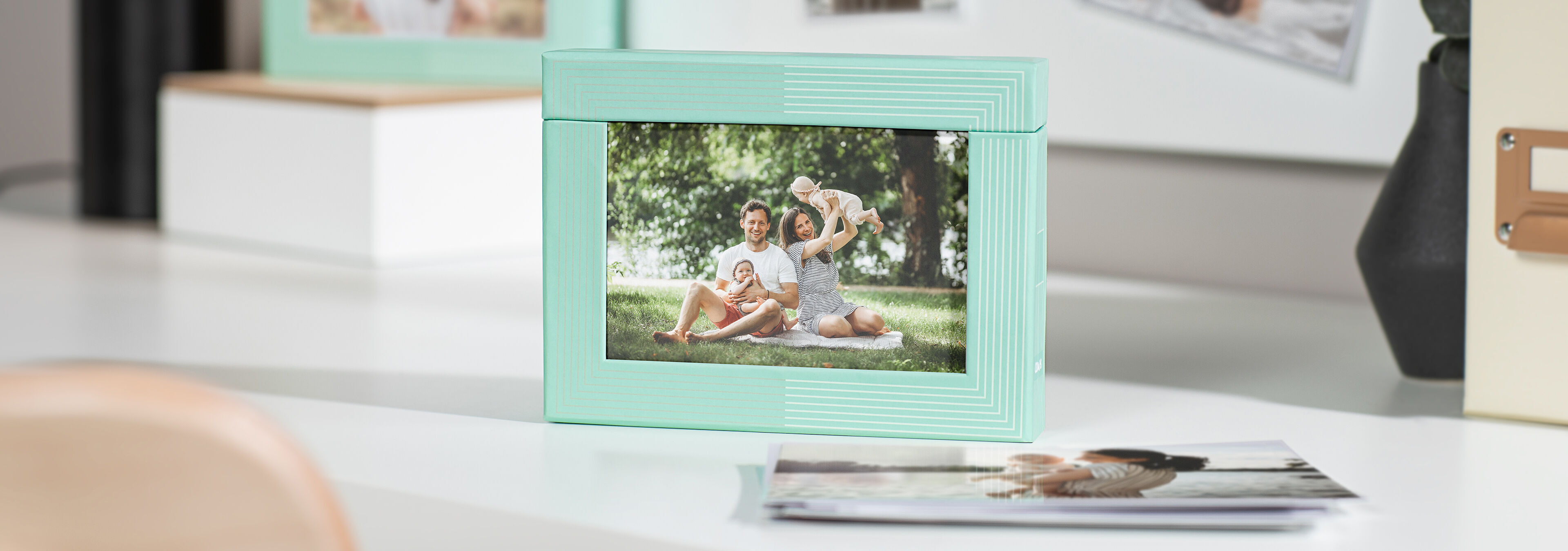 Familie hat Freude am Ausflug im Freien. Ein fröhliches Bild mit einem mintgrünen Bilderrahmen. 