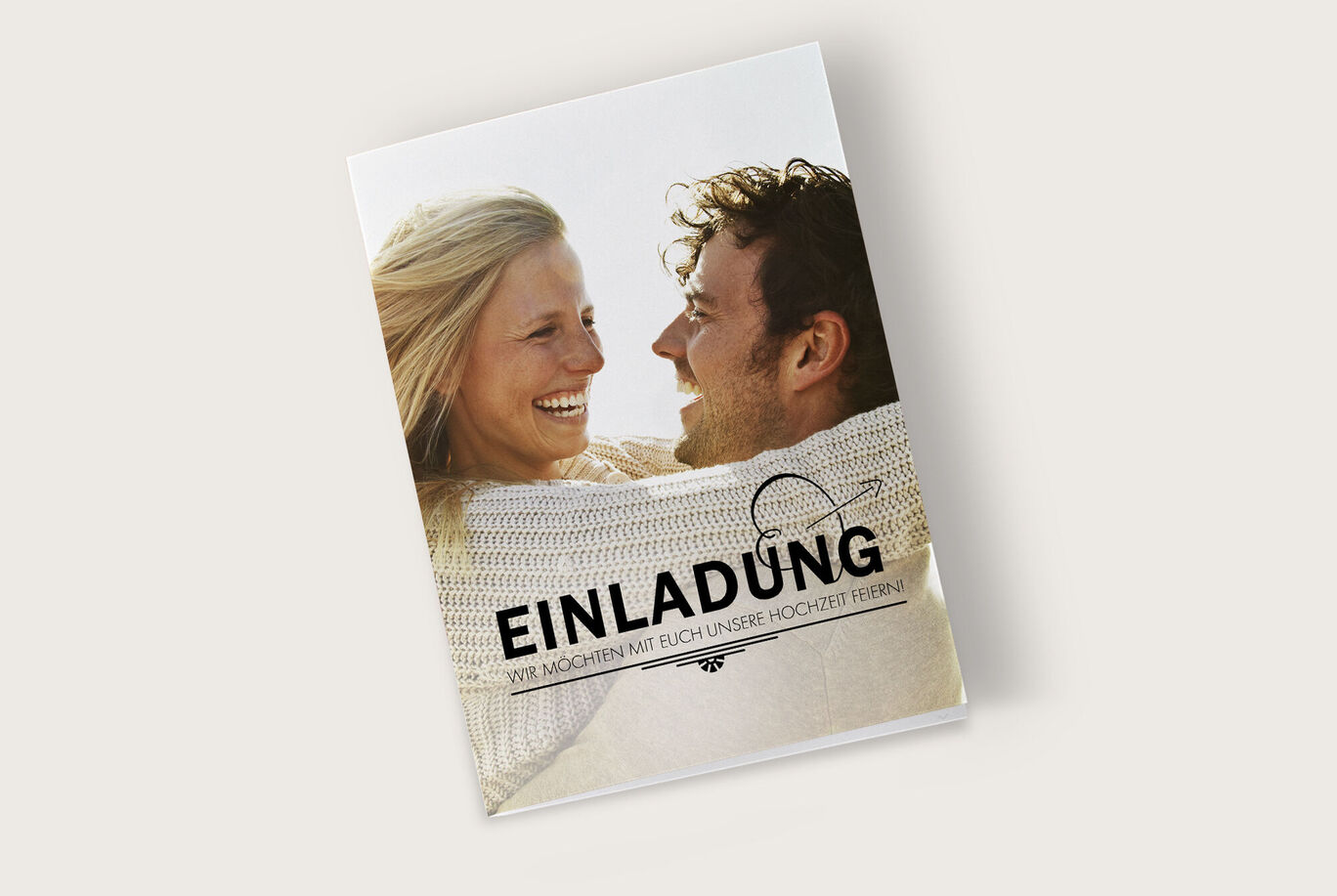 Einladung zur Hochzeit mit einem kreativen Design und einem Hintergrund in sanften Tönen