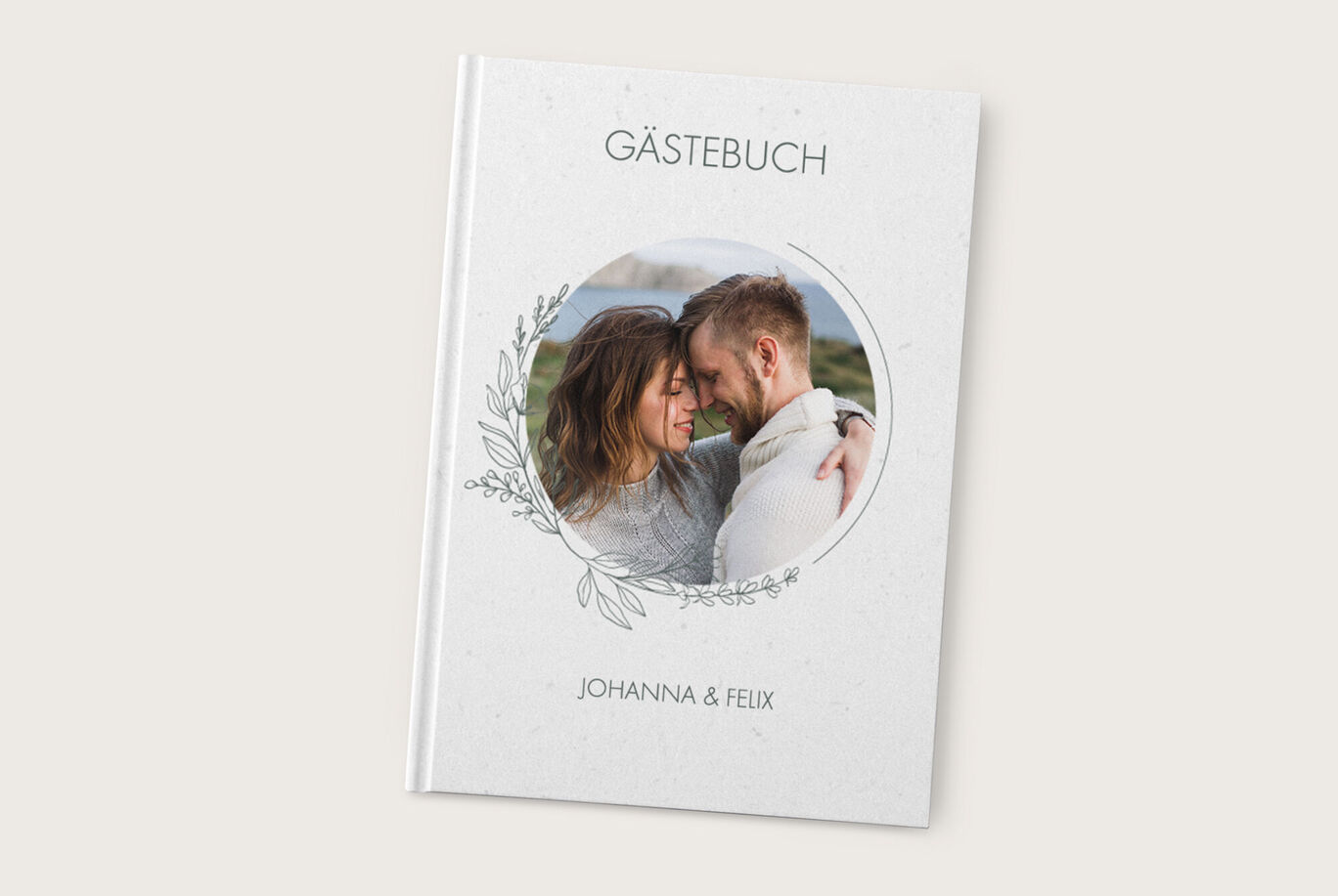 Ein wunderschön gestaltetes Gästebuch mit floralem Rahmen und einem Foto von einem Paar auf dem Cover