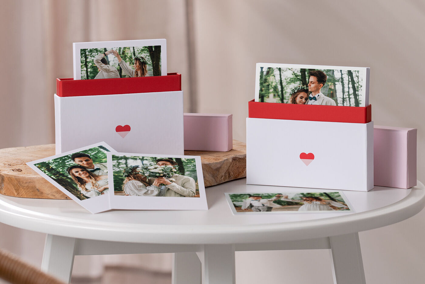 Zwei besondere Fotokarten mit herzlichem Design in einem hellen Raum, bereit für schöne Erinnerungen