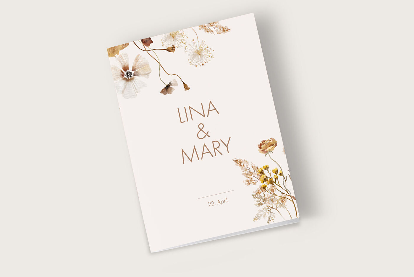 Eine schöne Einladungskarte mit Blumen-Design, die die Namen Lina und Mary zeigt und auf den 23. April verweist