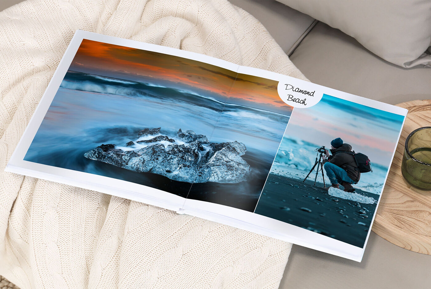 Ein geöffnetes Fotobuch zeigt beeindruckende Bilder von einem Strand. Auf der linken Seite ist eine Felsformation im Wasser und auf der rechten Seite sieht man eine Person, die Fotos auf dem Strand macht. Die Farben sind lebhaft und die Szenen strahlen R