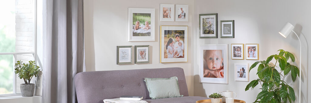 Gemütliche Wohnzimmerecke mit Fotos an der Wand