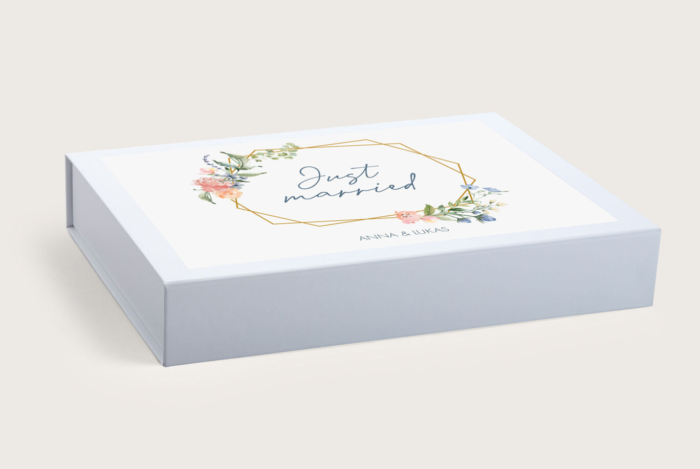 Eine elegante Geschenkbox mit floralem Design und dem Schriftzug 'Just married'.