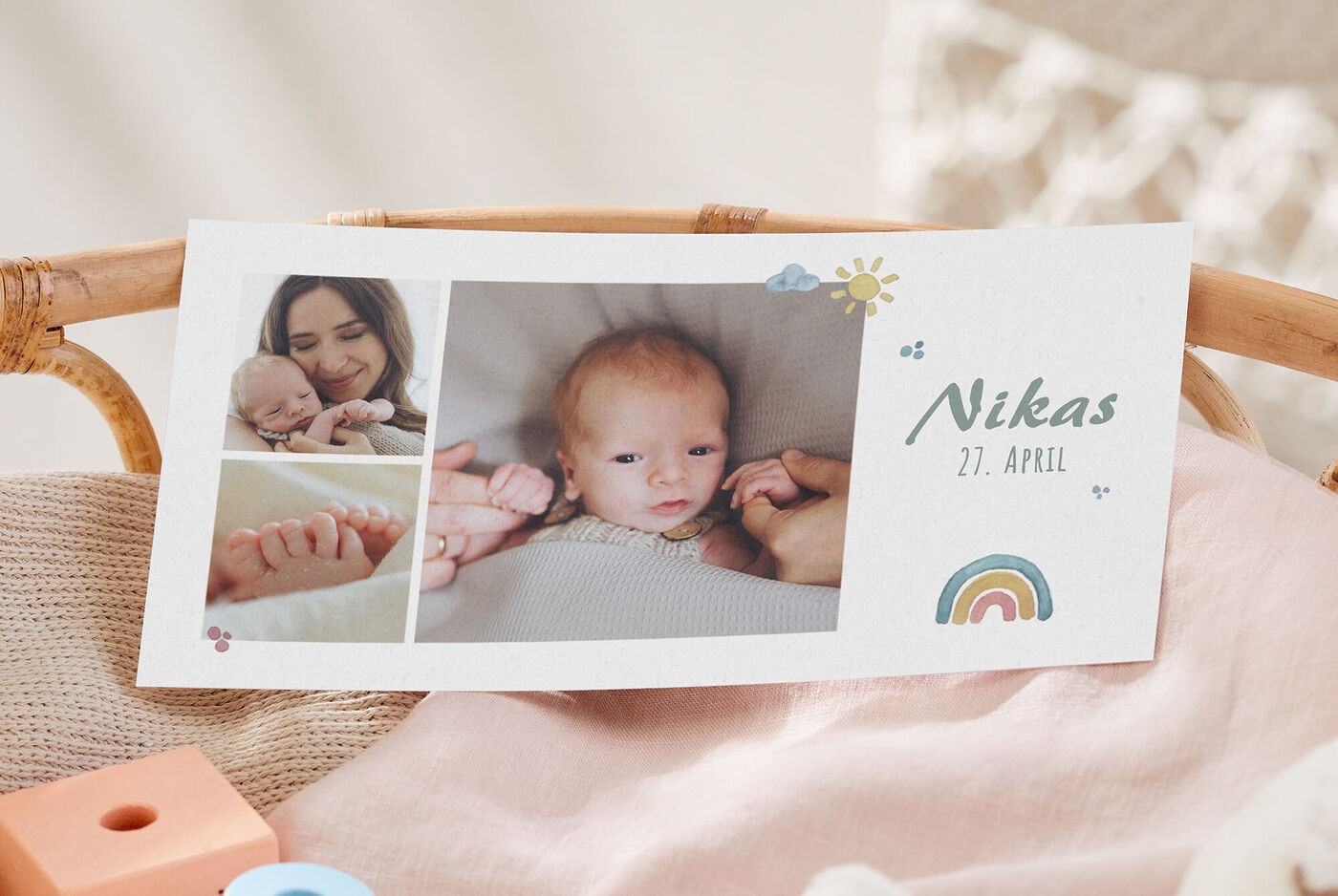 Ein kreatives Fotoposter mit niedlichen Babyfotos und bunten Gestaltungselementen, gefertigt aus 100 % recyceltem Papier