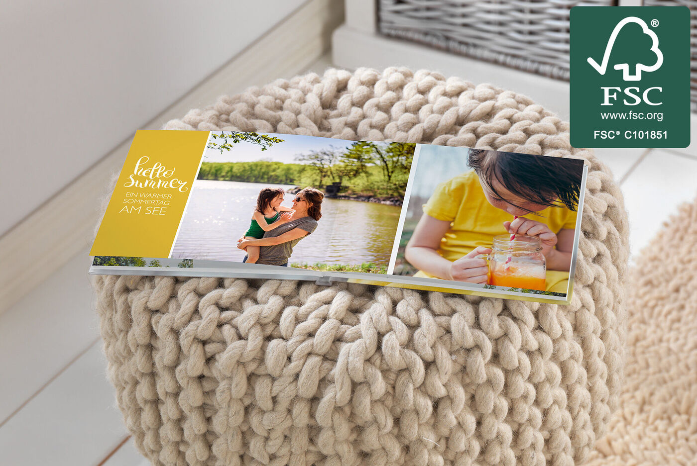 Zwei Kinder genießen einen Sommermoment am See in einem Fotobuch.