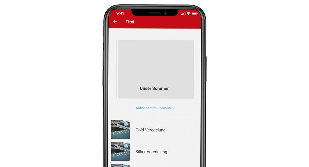 Die App zeigt eine Titeloption "Unser Sommer" für ein Fotobuch. Darunter sieht man verschiedene Veredelungsoptionen in Vorschau.