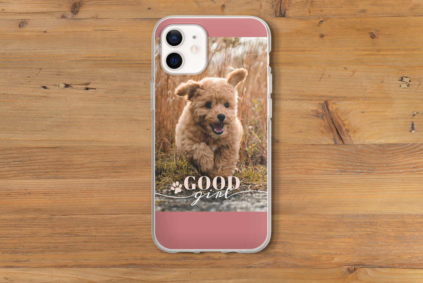 Ein fröhlicher Welpe läuft über eine Wiese, auf einem Handy-Cover mit dem Text 'GOOD girl'.