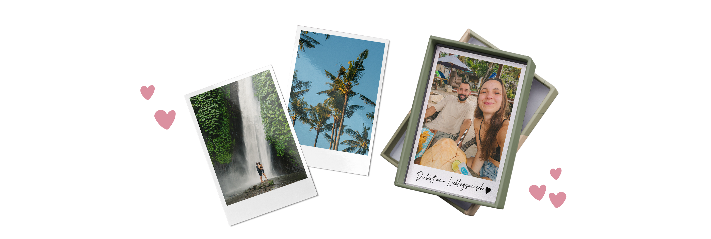 Mehrere Urlaubsfotos im Retro-Stil und eine Fotobox mit Paarfoto, dazu kleine rosa Herzen