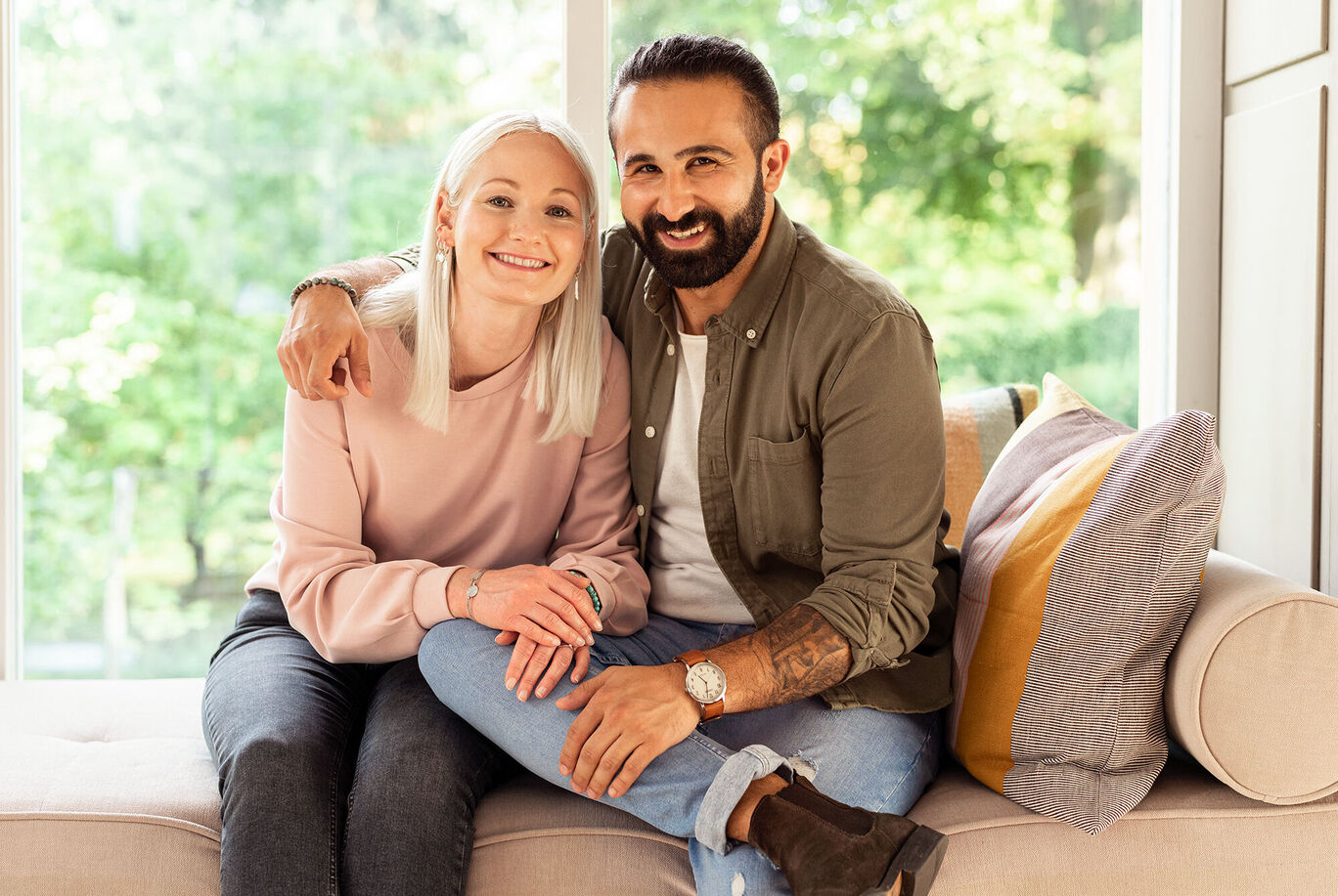 Ein glückliches Paar sitzt gemütlich auf einem Sofa und genießt den Moment zusammen