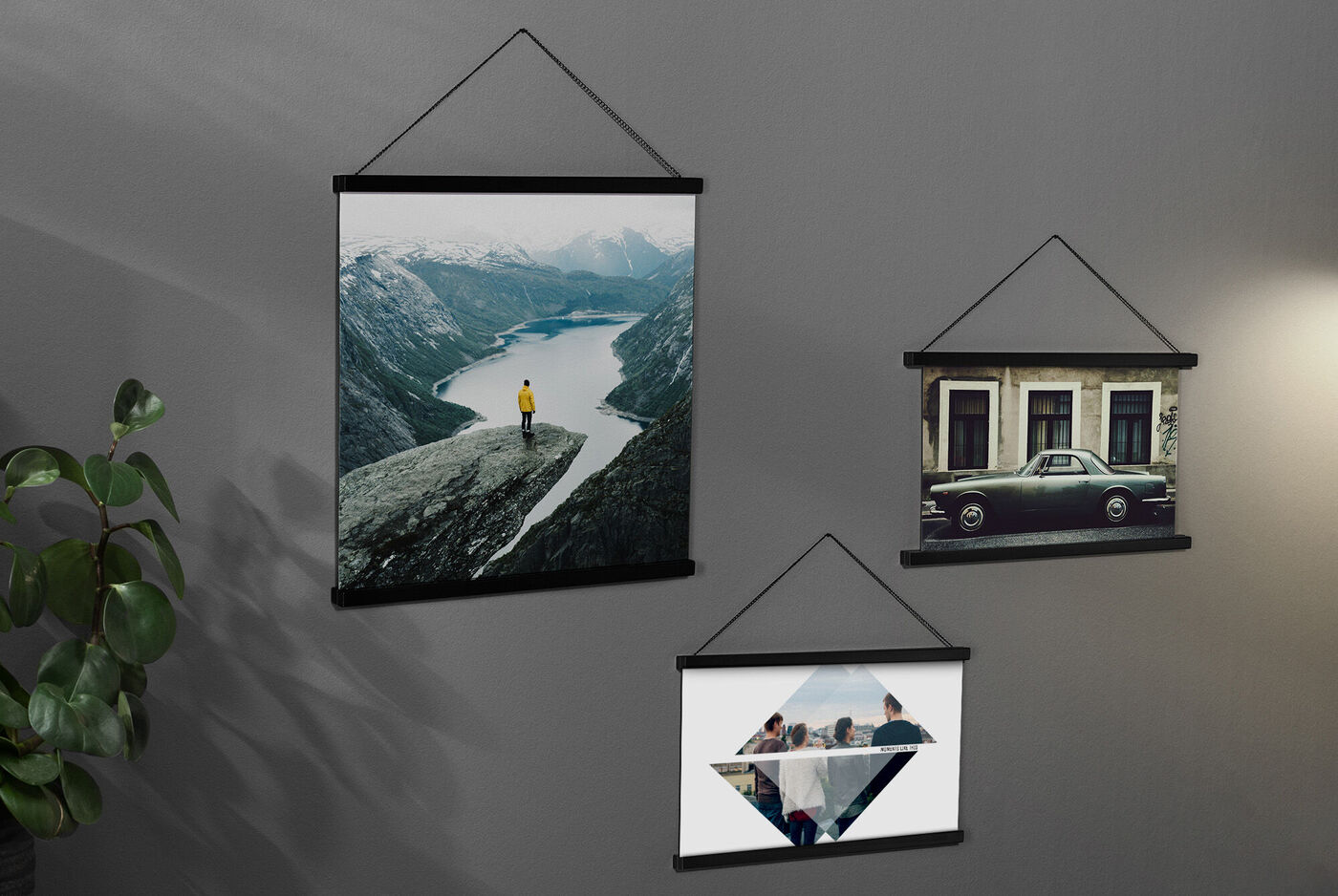 Drei stilvolle Wandbilder hängen an einer grauen Wand, die schöne Berglandschaften und eine alte Karosse zeigen