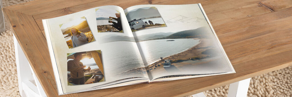 Offenes CEWE Fotobuch auf einem Tisch, zeigt Urlaubsfotos und Erinnerungen